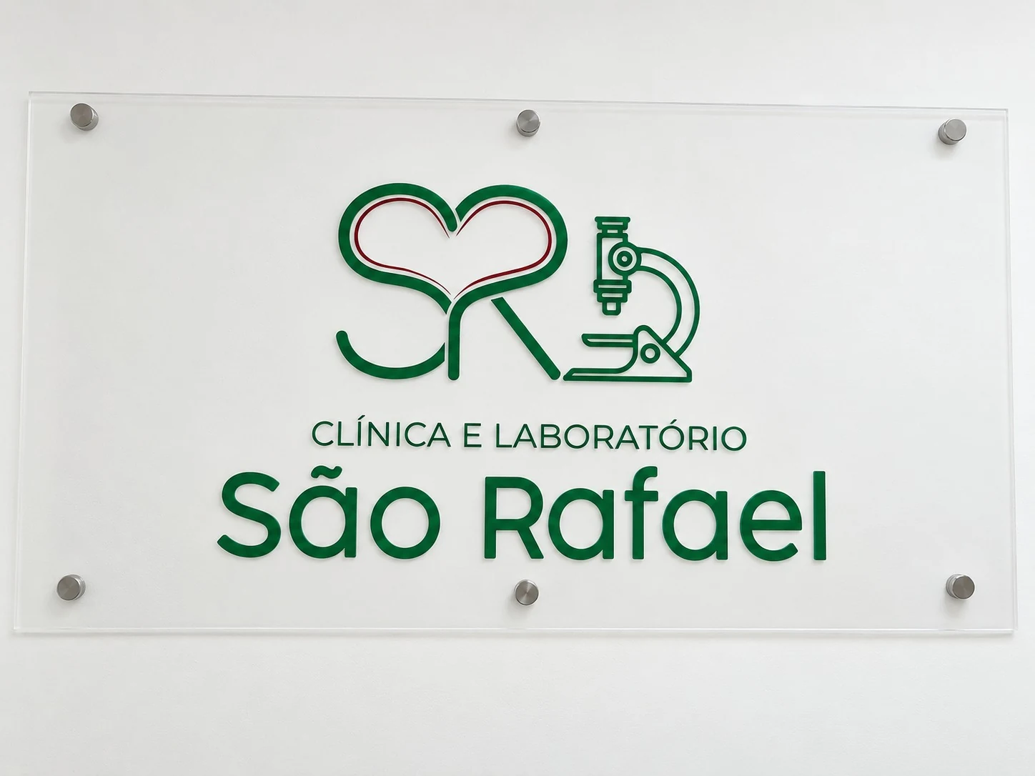 Placa de identificação da Clínica e Laboratório São Rafael